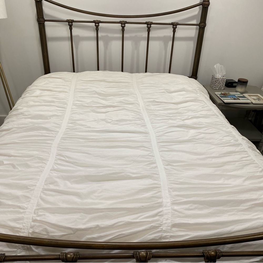 Pottery Barn full/queen, ruched, white comforter insert